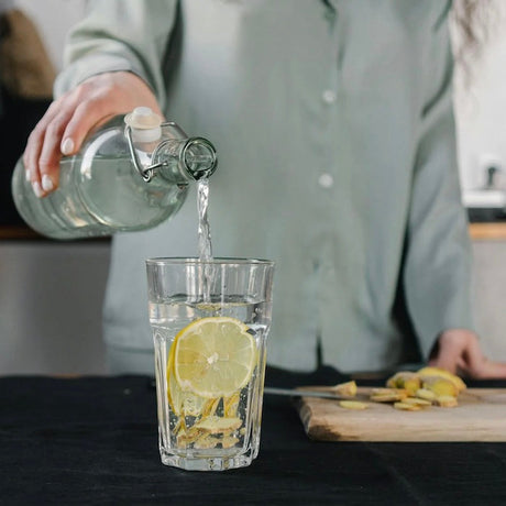 Tomar agua con limón en ayunas: verdades y mitos