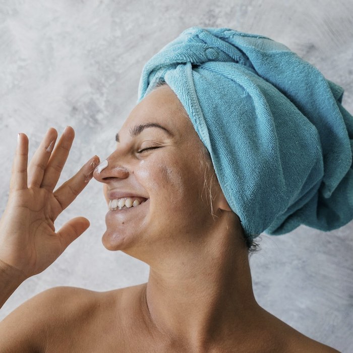 Cómo quitar manchas del sol en la cara en verano